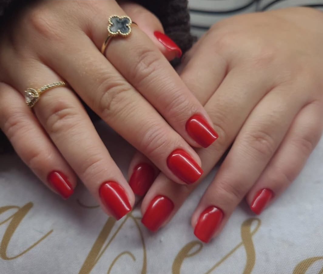 Nachher – elegantes rotes Nageldesign